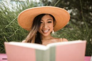 Asian Girl reading english idioms and expressions book Chatsifieds easy english