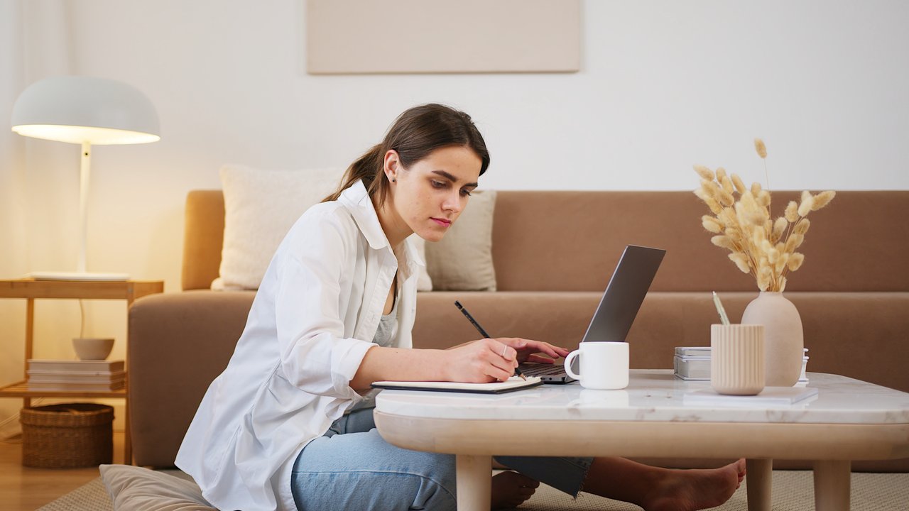 Young woman study english on a coffee table at home chatsifieds learn english faster
